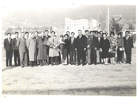 <p>在机场迎接张丕介教授（1962年）