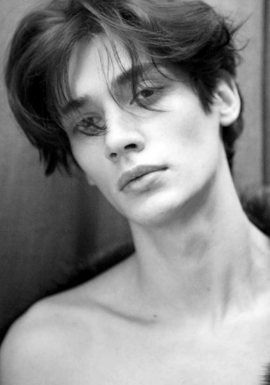 simakov,拥有着188的高挑身材,这位中俄混血的男模拥有极高的人气