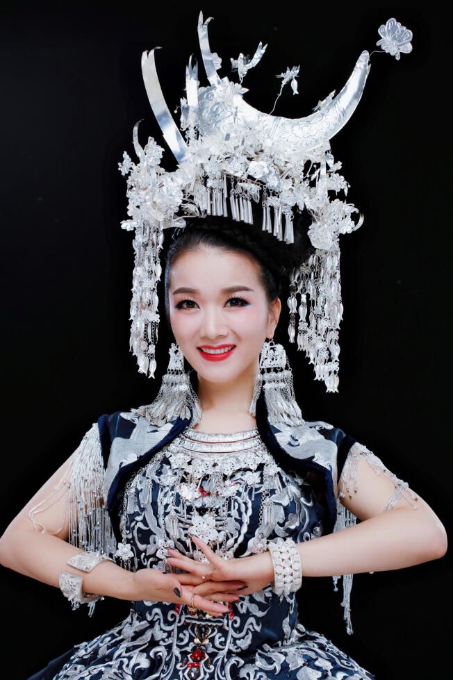 生于贵州省黔东南州,民族歌手,民革党员,贵州省旅游形象大使,黔东南州