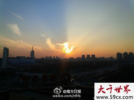  p>2014年12月23日傍晚,北京西部天空出现一只"火凤凰"昂首天际, a