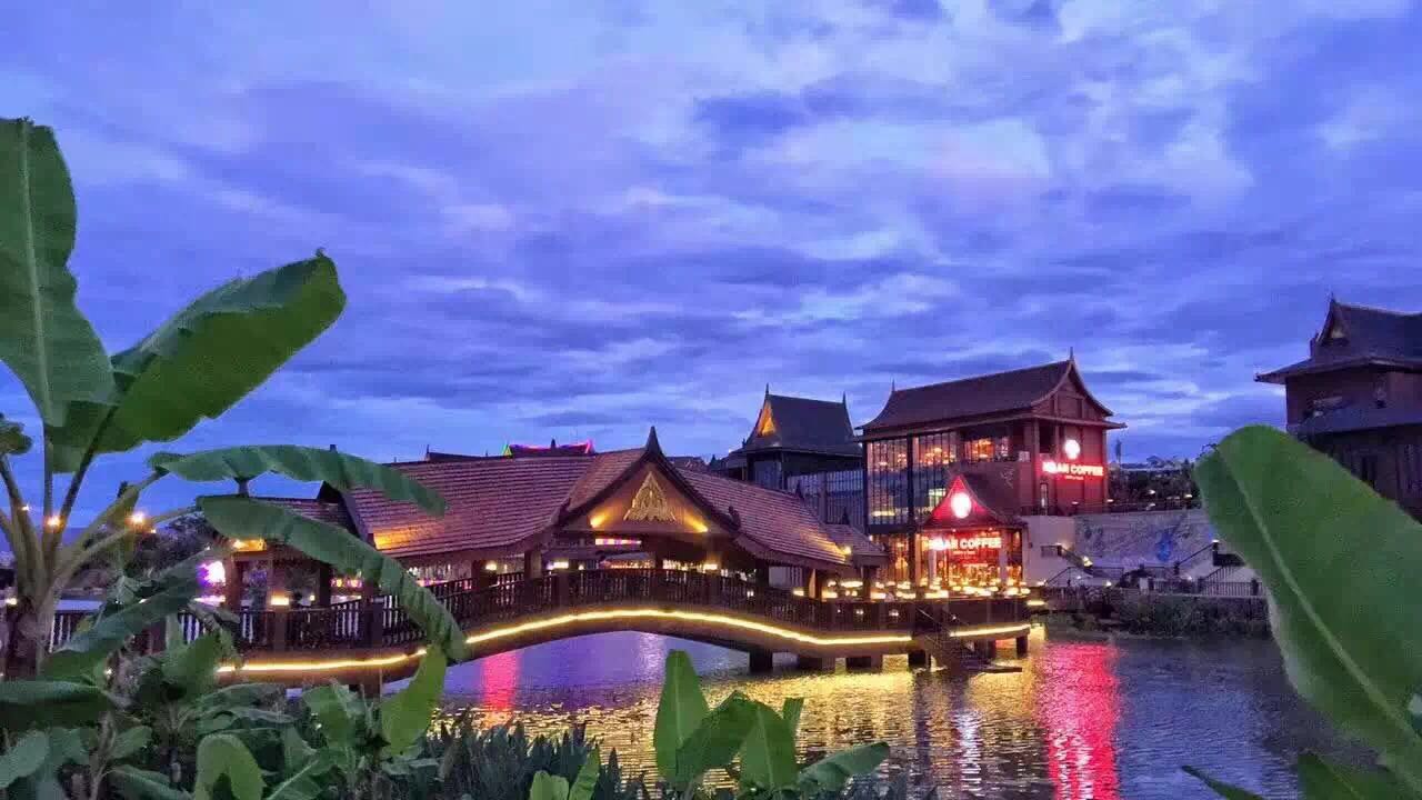 的水陆两栖综合性主题乐园,三家星级酒店组合而成的山地度假酒店群