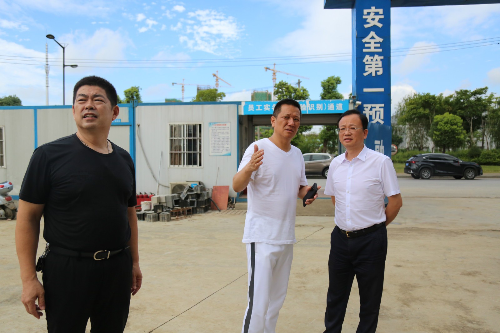 苗晓强,男,汉族,1972年生,江苏无锡人,捷威集团董事长.