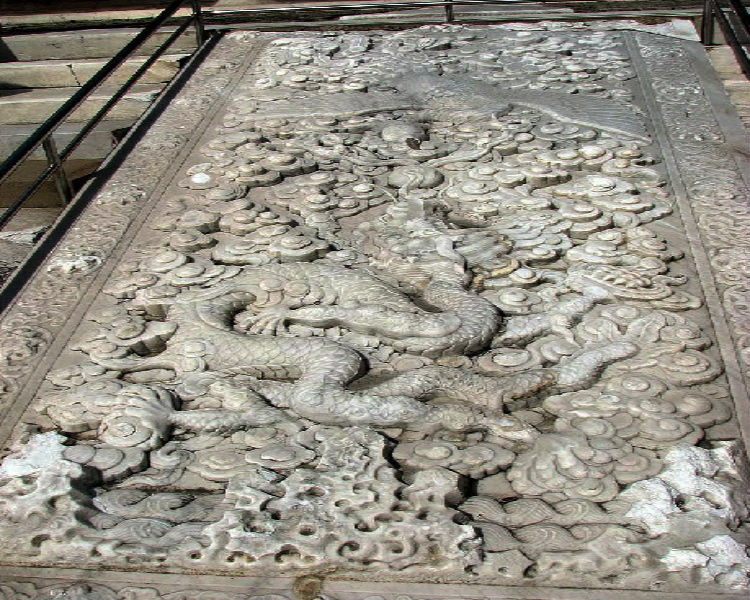  p>丹陛石又称陛阶石,是古代宫殿门前台阶中间镶嵌的那块长方形大石头