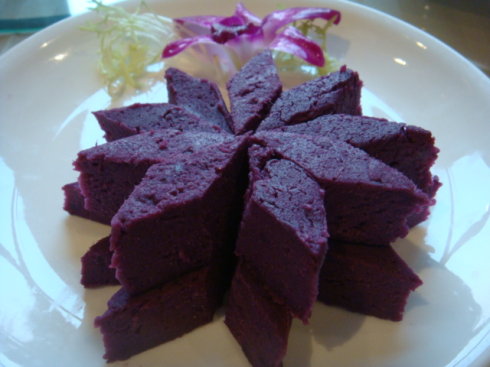  p>紫薯火烧是一道美食,做法是紫薯蒸熟,凉后加白糖,油拌匀即可. /p>