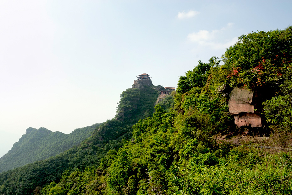  p>雷山风景区位于湖北省黄石市大冶市城西十五公里的陈贵镇境内,总