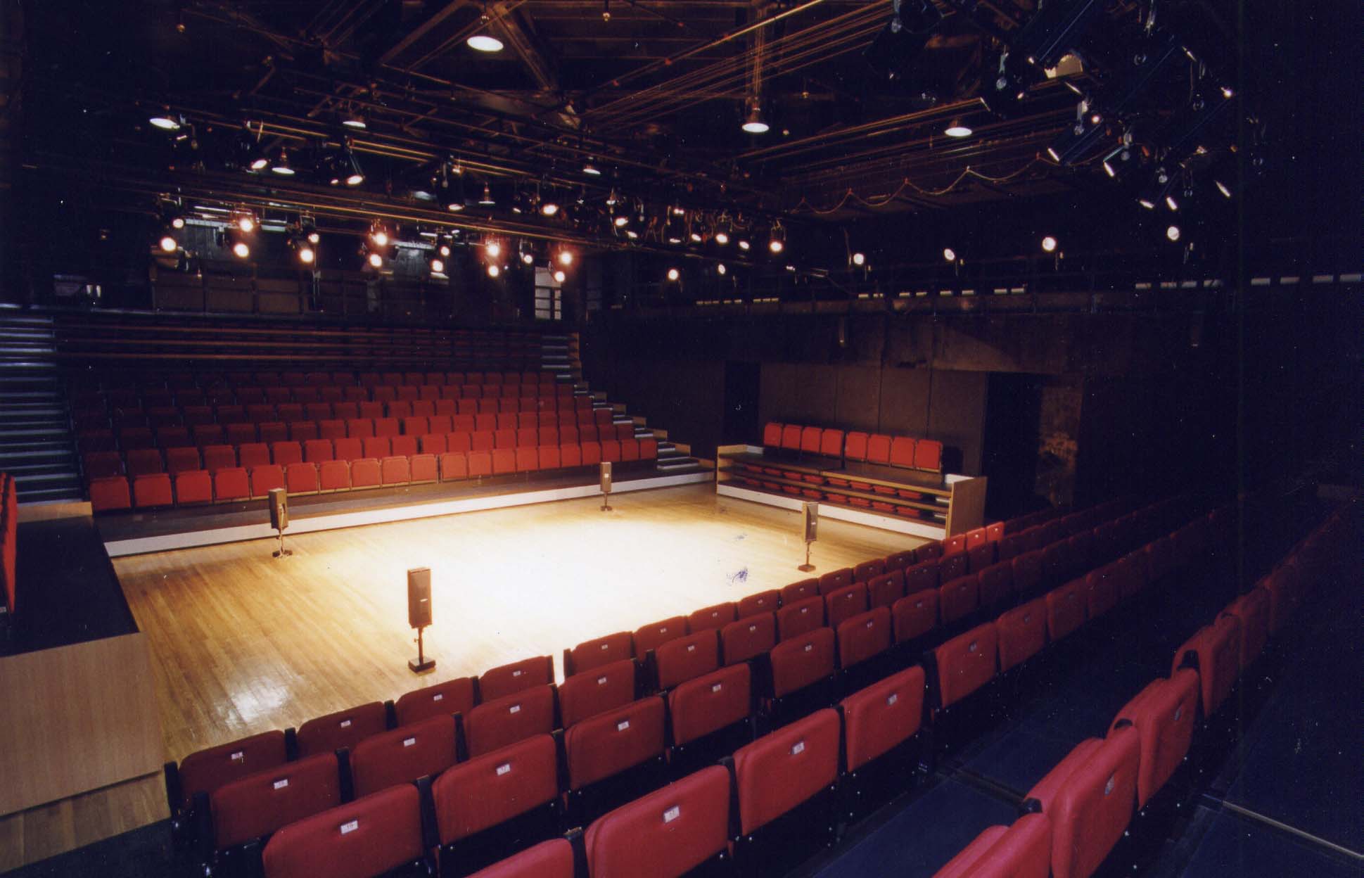  p>上海话剧艺术中心建于1995年1月23日,是由原 a target="_blank"