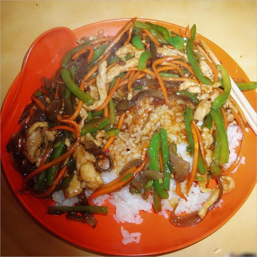 什锦浇饭是一道主食类菜肴,主要制作材料是米饭,鸡肉,猪肉,配料是炸