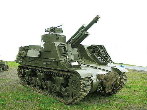  p>m7式自行榴弹炮是美国1941年研制定型的105毫米自行装甲火炮,1942