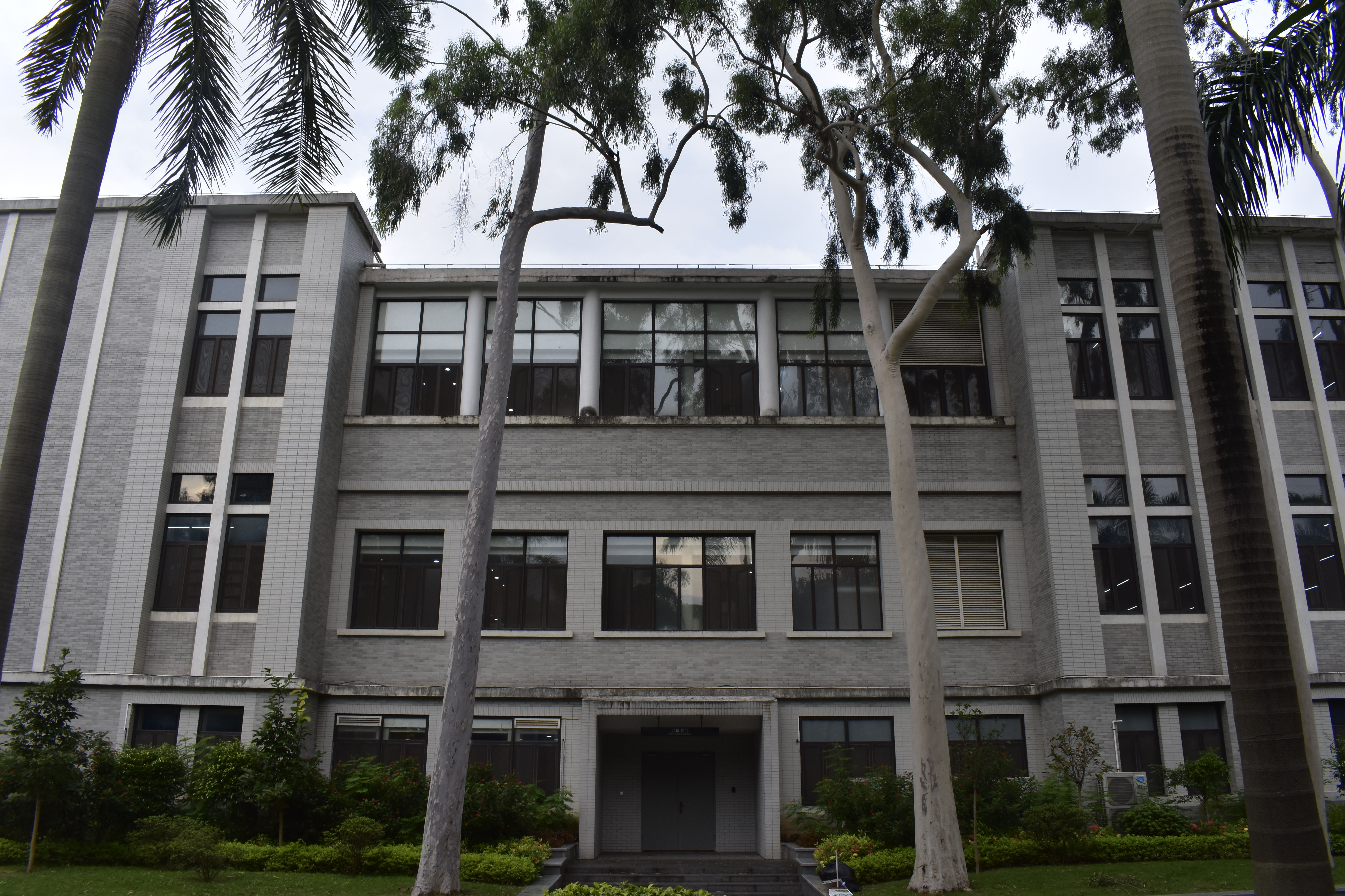  p>华南理工大学(south china university of technology),简称"华工"