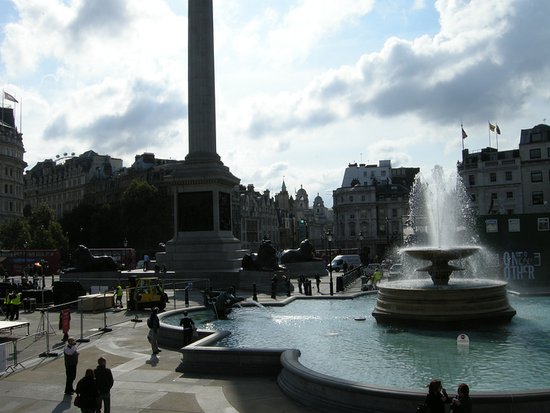 data-lemmaid="6018688">广场 /a>,坐落在伦敦市中心,东面是伦敦城,北