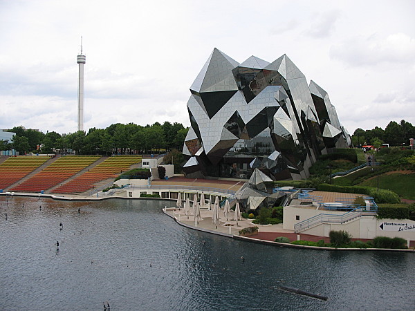  p>观测未来(英语:futuroscope)是位于法国普瓦捷近郊10公里处的一座