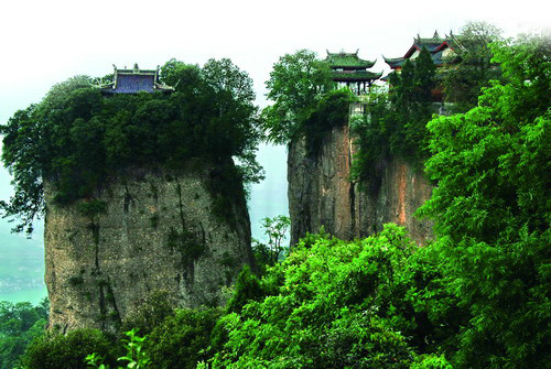  p>云岩寺飞天藏殿在四川省江油县窦专山上,建于宋淳熙八年(1181).