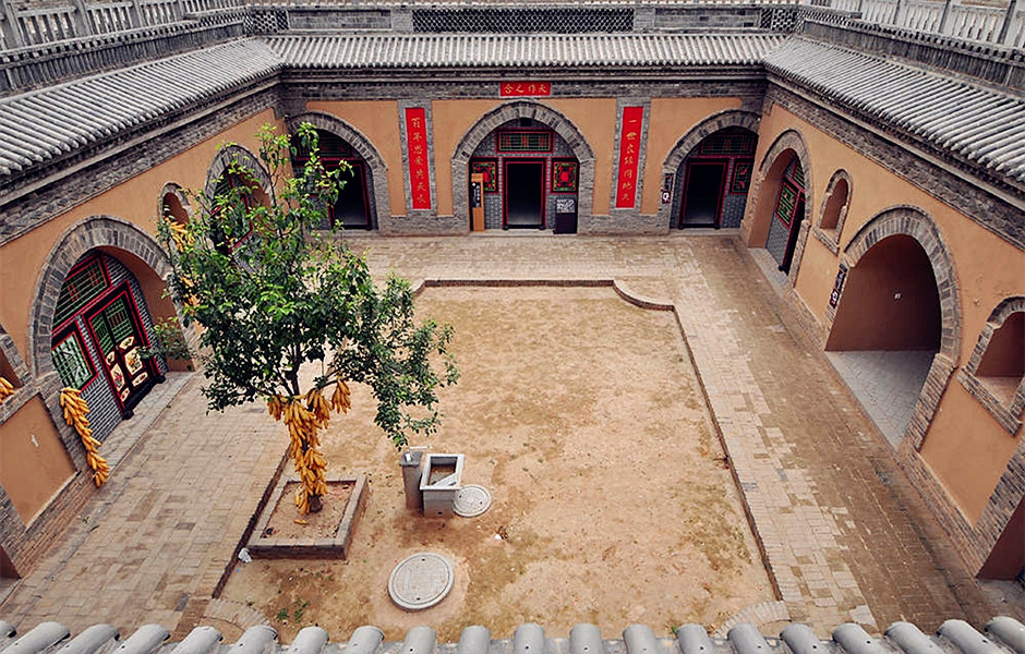  p>地坑院也叫天井院,地坑院,当地人称为"天井院","地阴坑","地窑",是