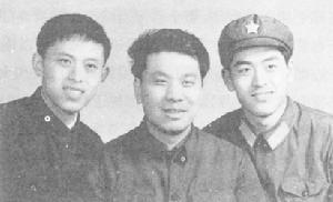 青年刘心武(中)