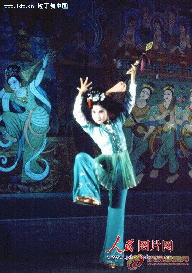 中国著名敦煌舞表演艺术家,大型民族舞剧《丝路花雨》首席女主角, a