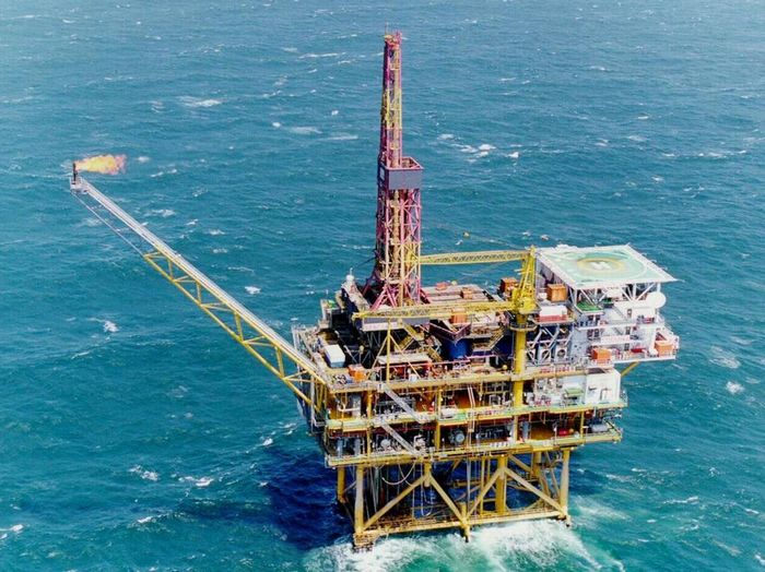  p>海上钻探是以地质勘探工作为目的,在海洋,海湾等海域内所进行的