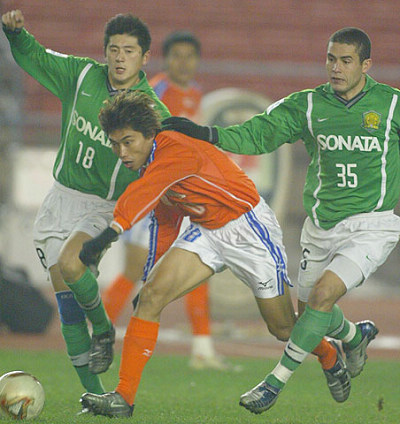 郑智,1980年8月20日生于辽宁省沈阳市,中国足球运动员,司职中场,身高