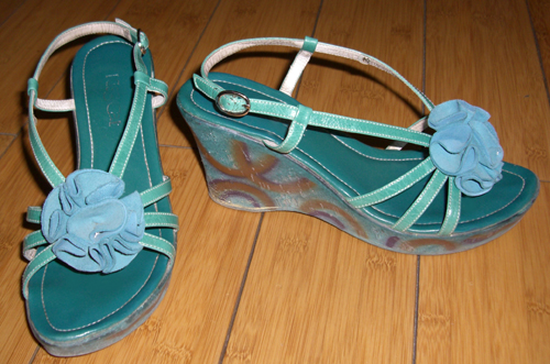 坡跟鞋属于高跟鞋,但坡跟鞋前面脚掌下也有一定的高度,如果同等的高度