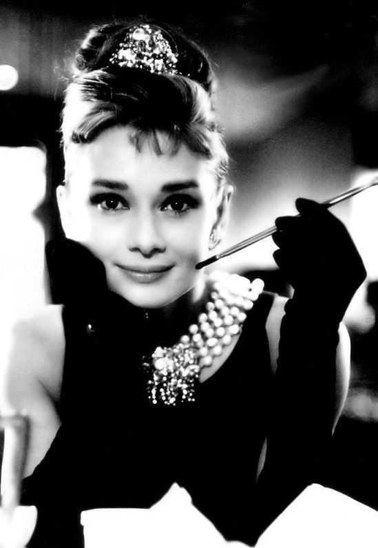  p>赫本头,又名赫本 a href="#" data-lemmaid="7950748">发型 /a>