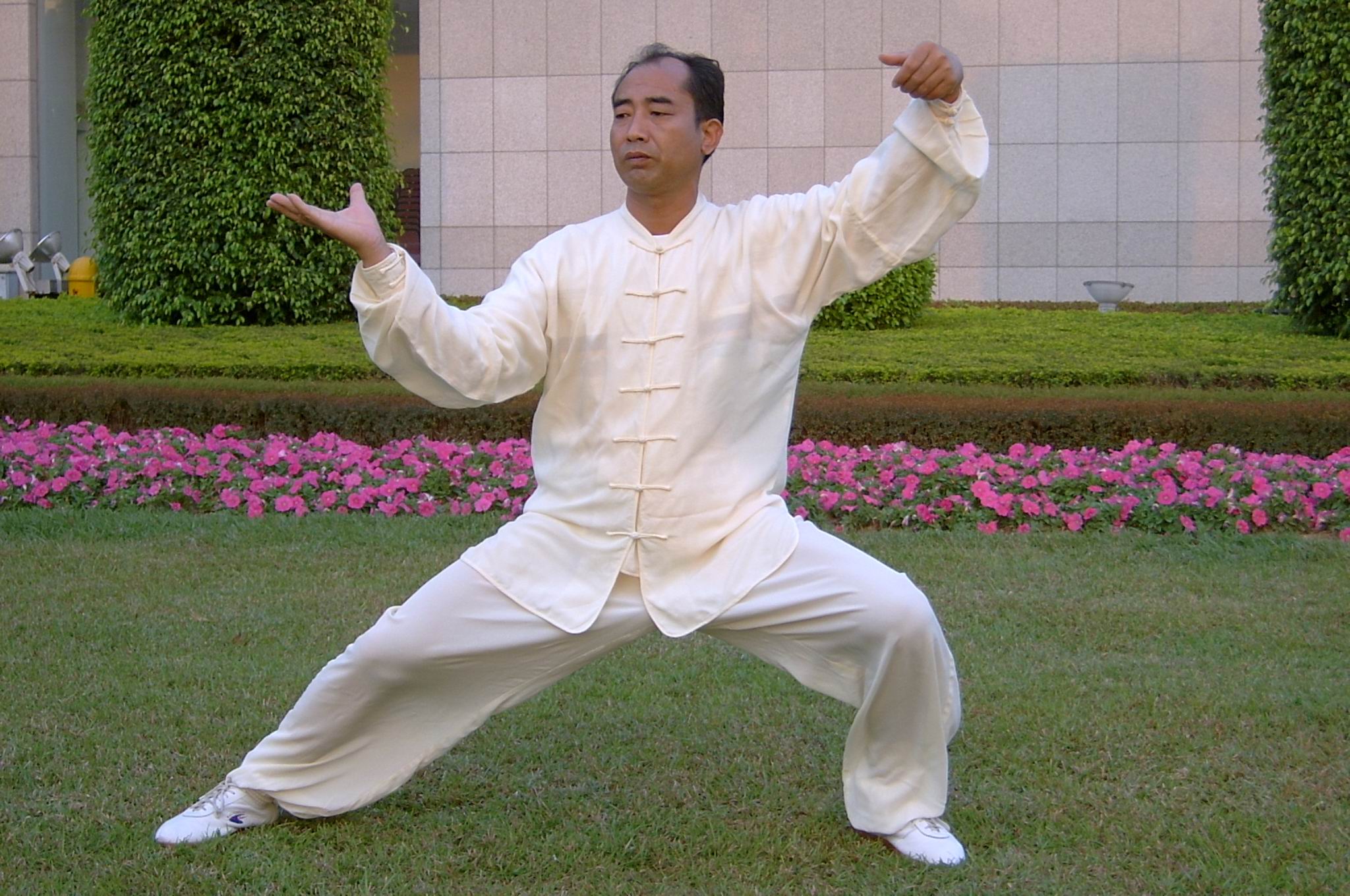 陈照森,受族传武术之熏陶,自幼随父陈尚全,伯父陈尚孝习练家传太极拳