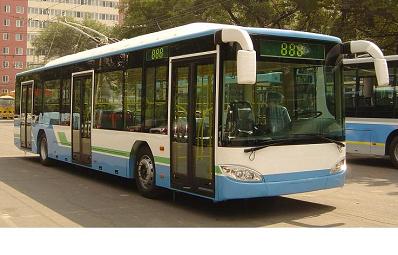  p>无轨电车(trolleybus)是一种通常由架空接触网供电,电动机驱动,不