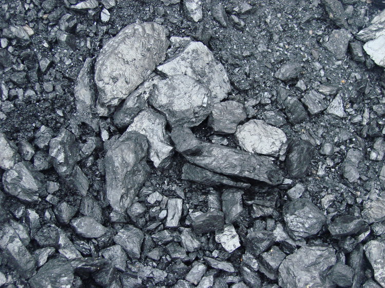  p>煤炭是古代植物埋藏在地下经历了复杂的生物化学和 a target="