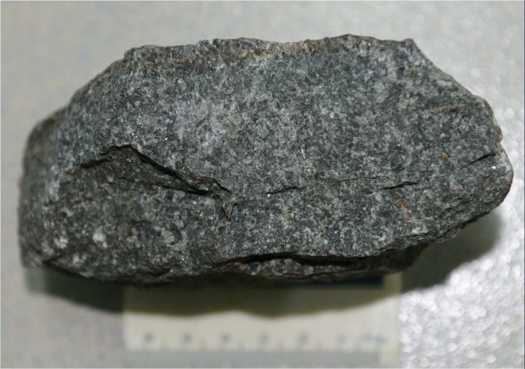  p>碱性辉长岩(alkali gabbro),是碱性辉长岩类的一个种属,又称霞辉二