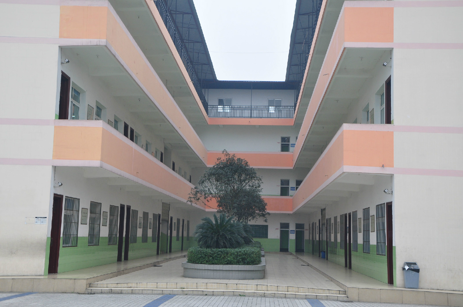  p>成都市天一小学,是四川希望教育产业集团投资兴办的一所集学前教育