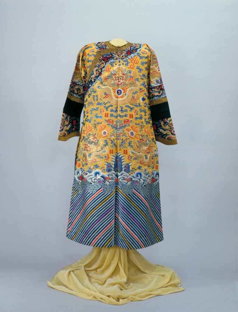 清光绪明黄色绸绣五彩云蝠八仙双喜金龙纹女龙袍