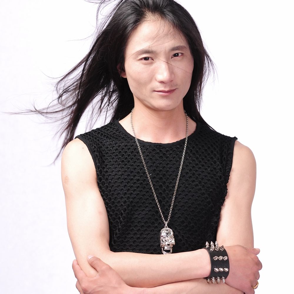  p>张敬,华语男歌手,16岁进入专业演出团体,师从