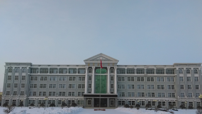  p>嘉荫县第一中学校简称嘉荫一中,学校坐落在黑龙江省伊春市嘉荫县城