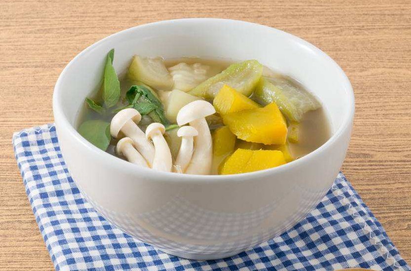  p>营养丰富的什锦蔬菜汤,清理油腻肠胃之余,还可以降血压,暖身和帮助