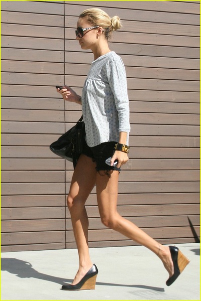  p>妮可·里奇(nicole richie,1981年9月21日-),美国时装设计师,作家