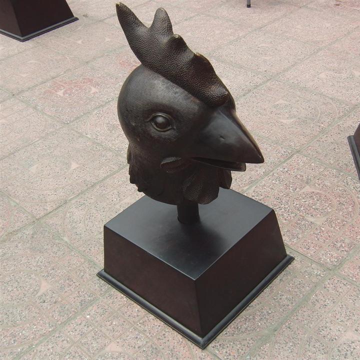 鸡首铜像