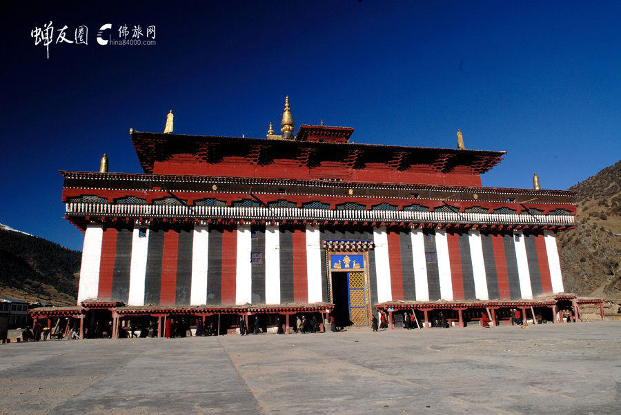  p data-id="gnhdixyusj">查杰玛大殿即类乌齐寺大殿,为 a target="