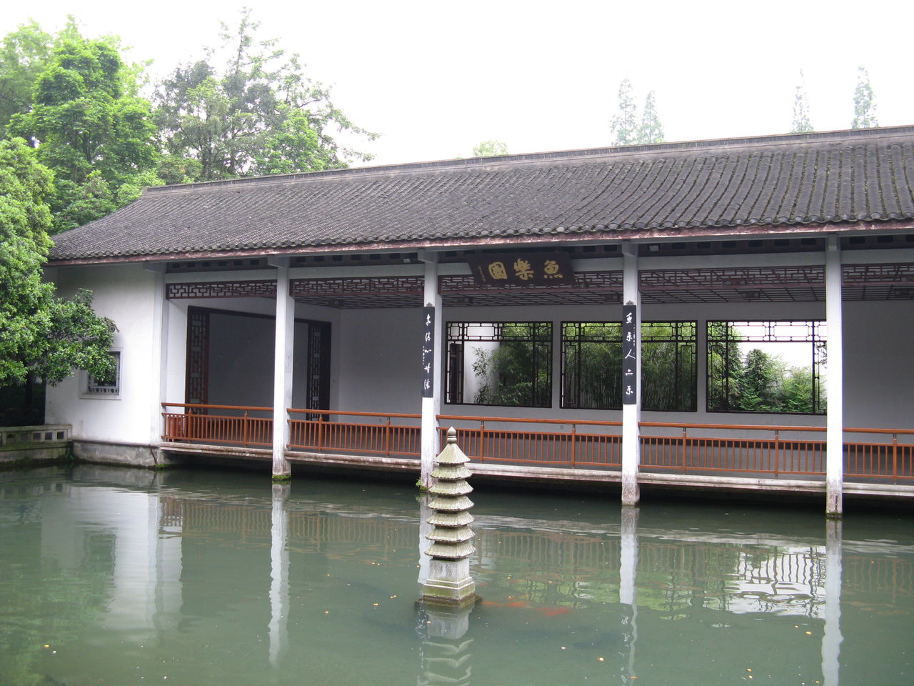  p>杭州玉泉位于仙姑山北的青芝坞口,旧有寺庙,名清涟寺,又名玉泉寺.