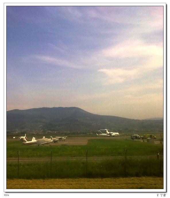 承运欧洲国内的航线;一个是比萨市伽利略机场,距佛罗伦萨市区1小时