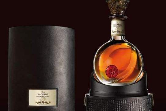  p>百家得151朗姆酒又叫糖酒,是制糖业的一种副产品,它以蔗糖作原料