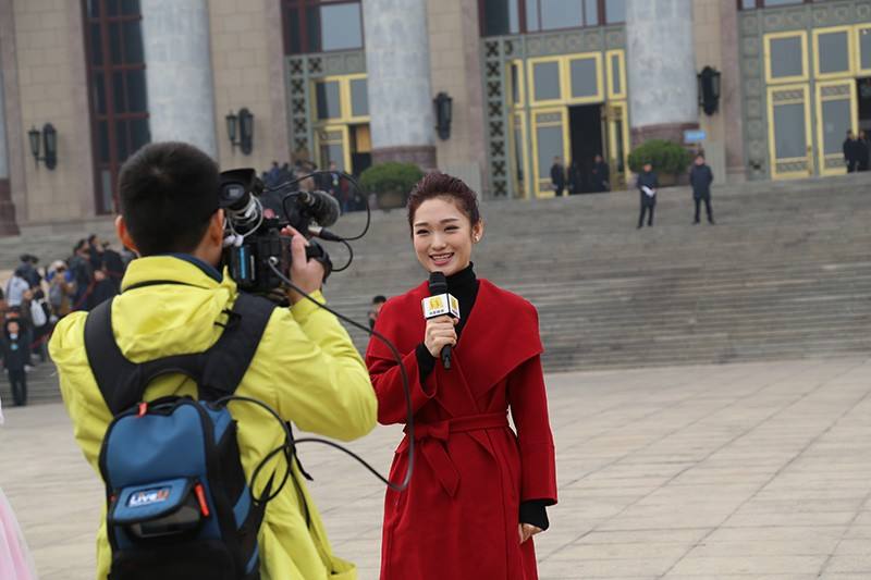 随着视频报道的普及,指普遍由参与报道的记者直接出镜对事件进行解说