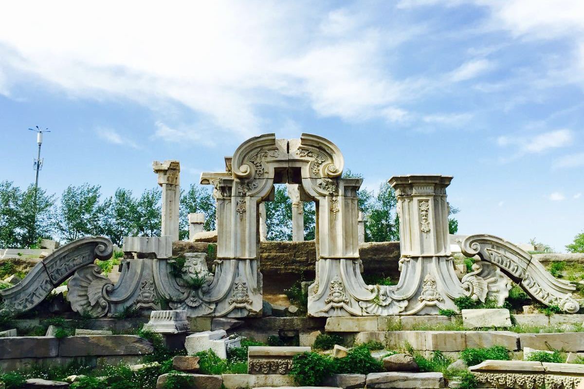  p>圆明园是中国清代大型皇家园林,位于北京市海淀区,始建于1707年(清