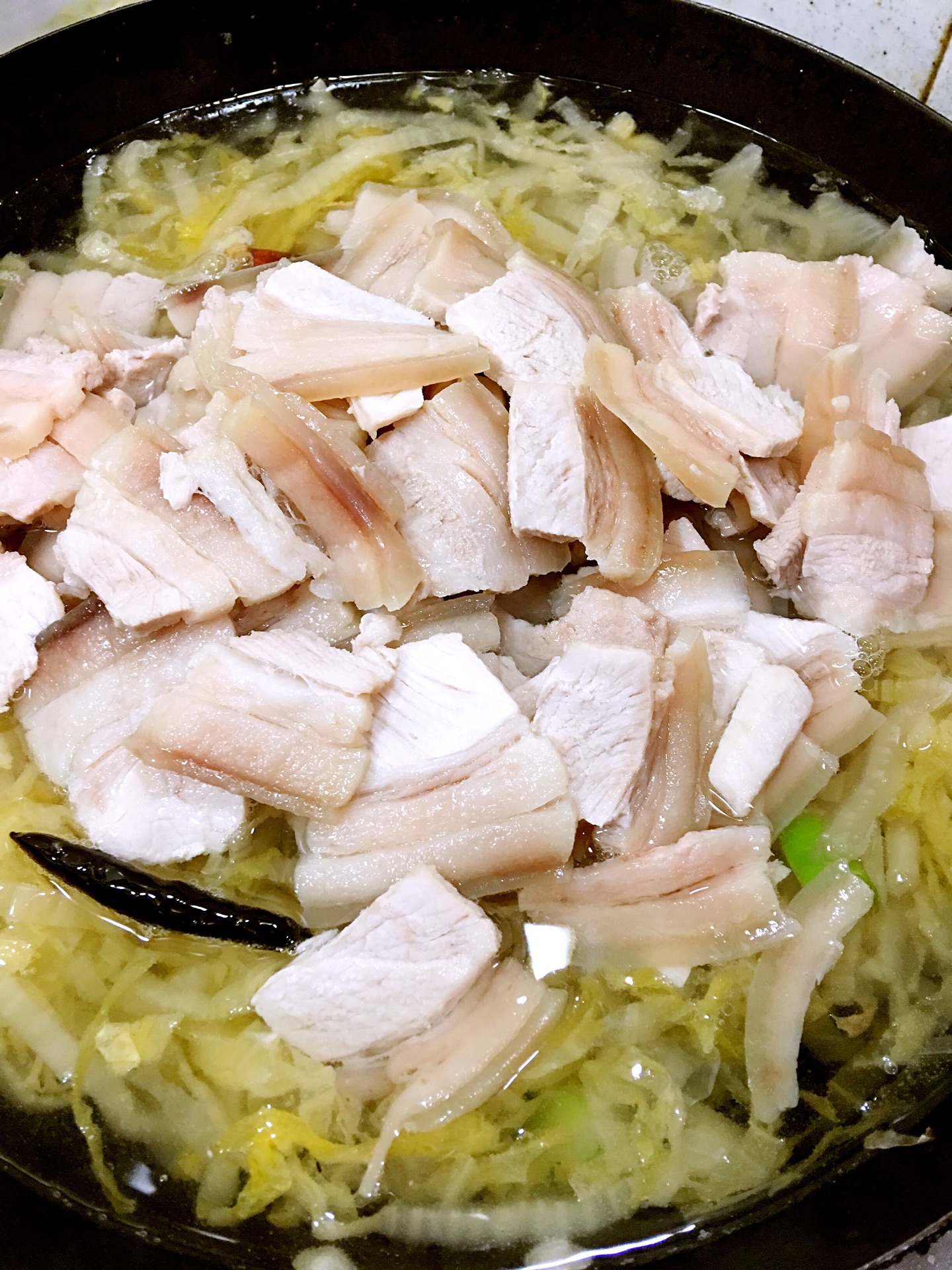  p>汆白肉是一道美食,食材有五花肉, a href="#" data-lemmaid="