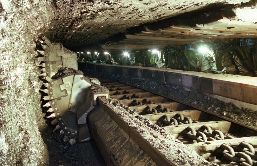 ">地下开采 /a>方法,系按前进或后退方式进行开采,整个煤层都可采出