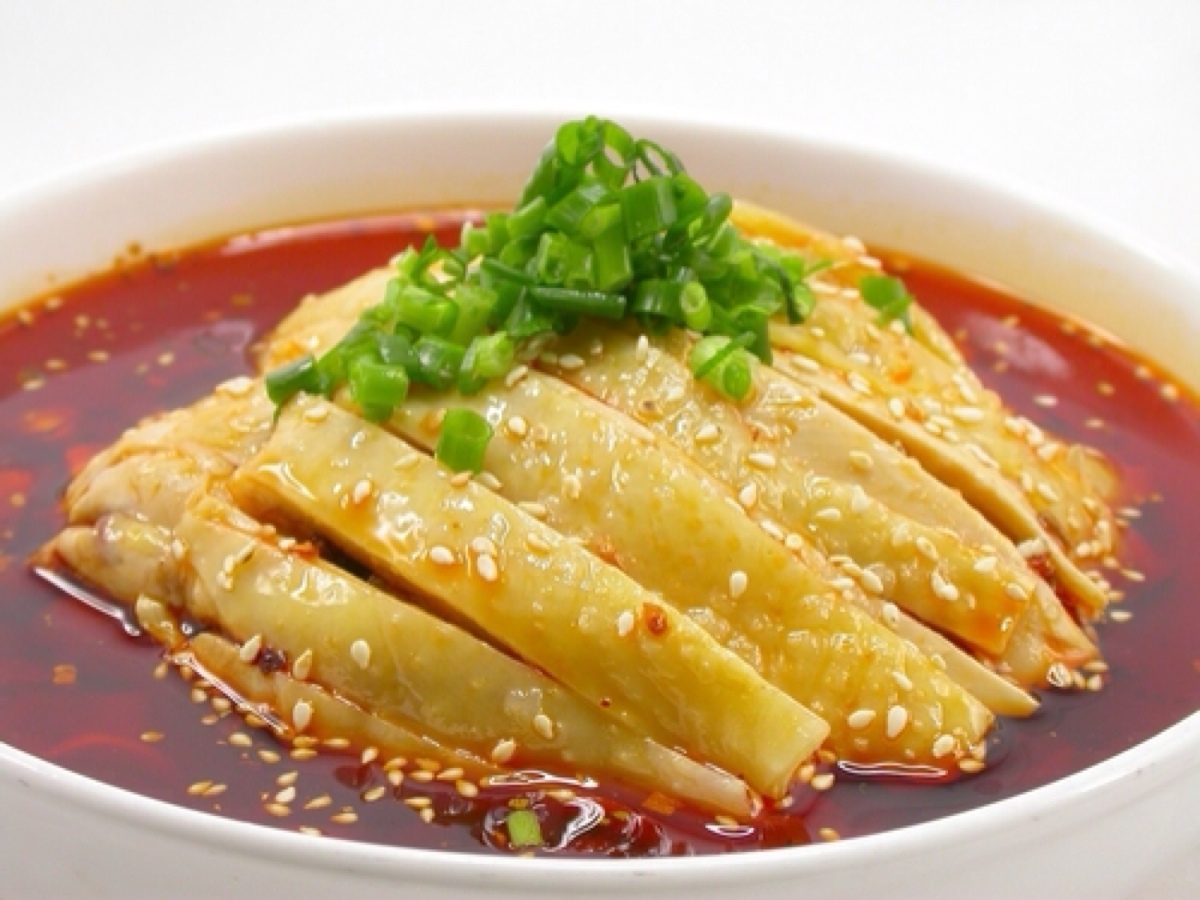  p>口水鸡是传统特色名菜,属八大菜系之一川菜系中的凉菜,佐料丰富,集