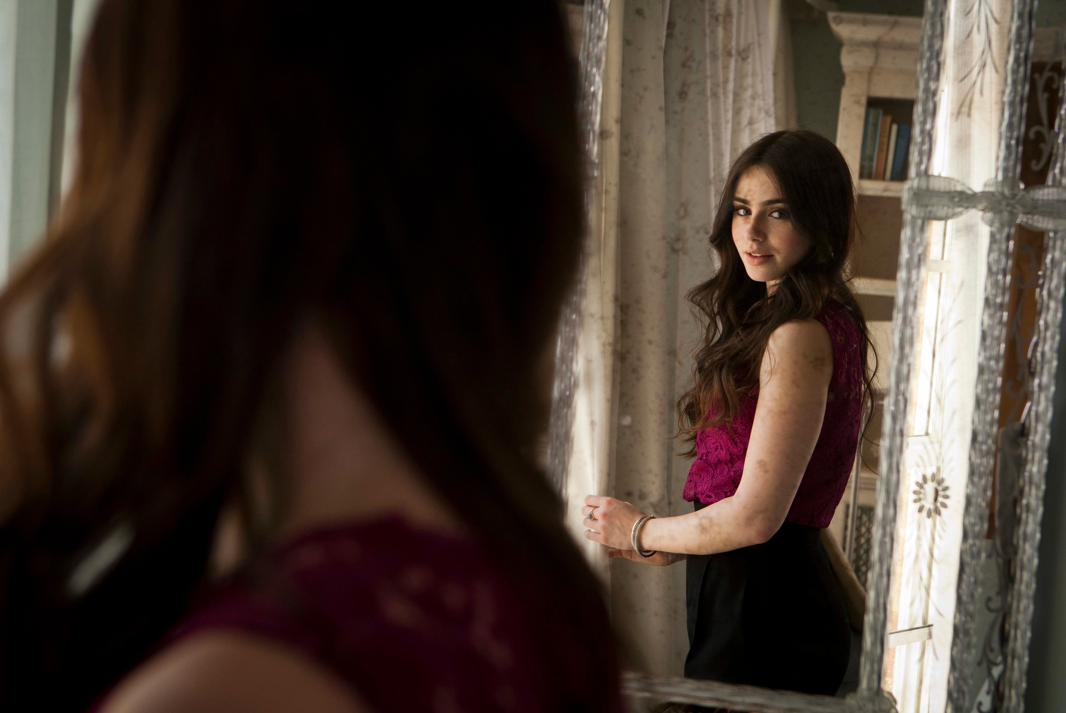  p>莉莉·柯林斯 i>(lily collins) /i>,1989年3月18日出生于英国吉尔