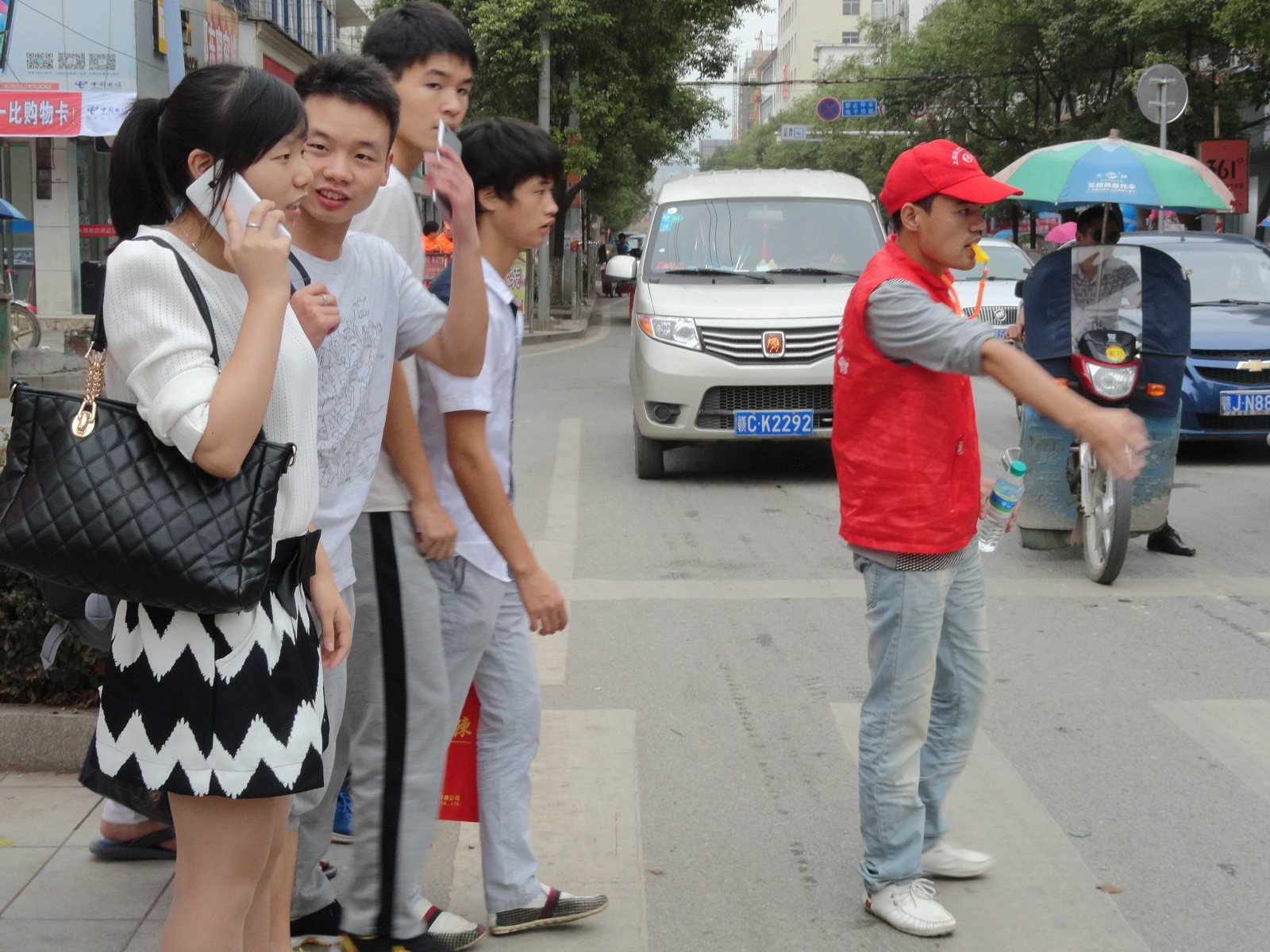  p>上栗县志愿者联合会由热心上栗公益事业的社会各界人士自愿组成的