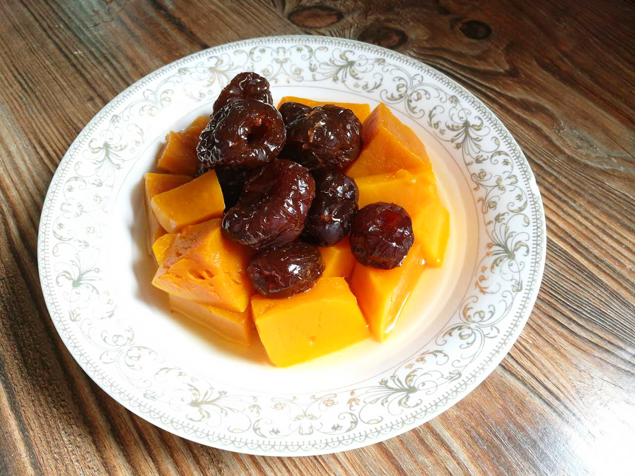  p>蜜枣南瓜蒸百合是一道菜品,以南瓜,蜜枣,新鲜百合,冰糖等为主要