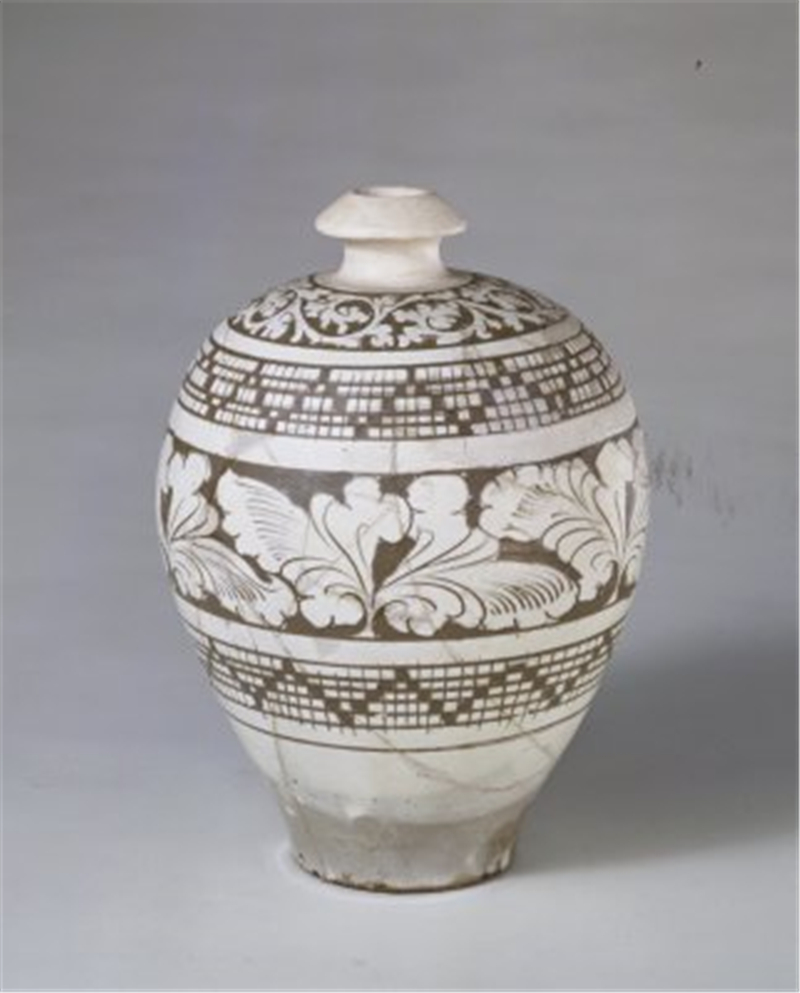  p>宋当阳峪窑白釉剔花瓶是宋代的瓷器,现藏于 a target="_blank"