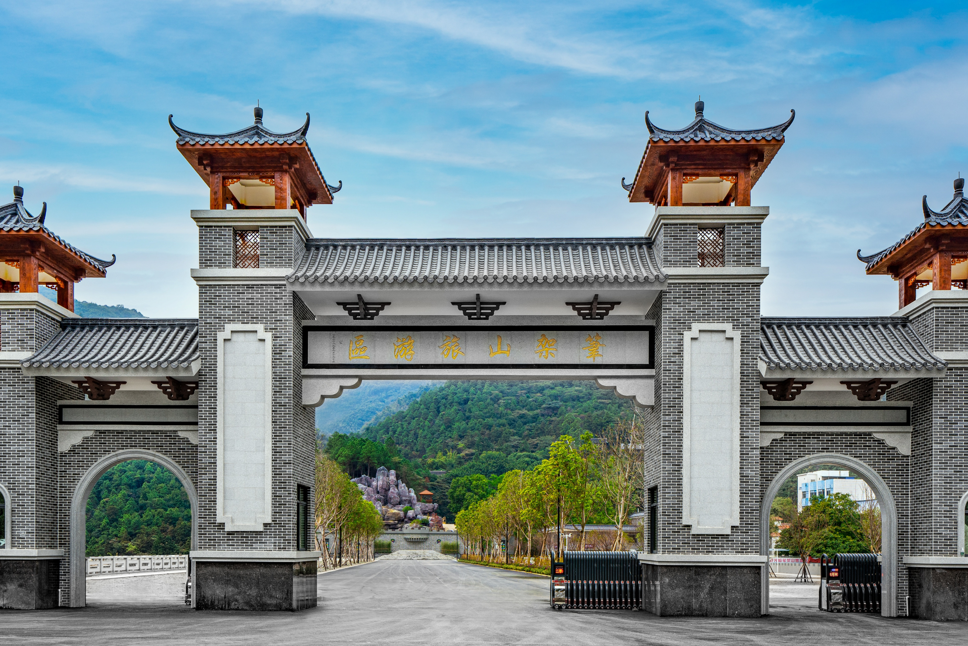  p>笔架山旅游区,位于清远市清新区笔架山林场,距离市区约5公里,笔架