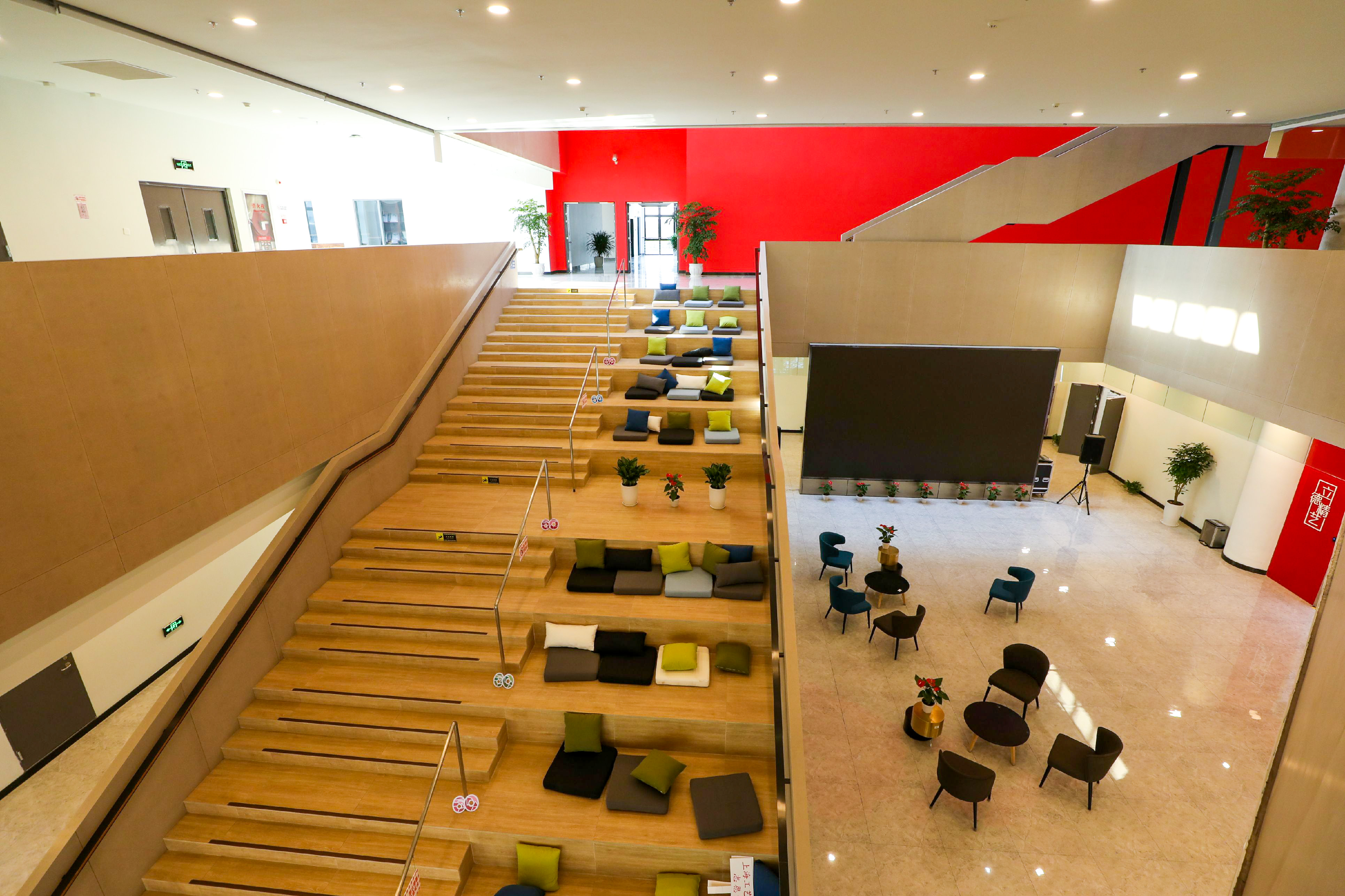 由上海市工艺美术学校(建于1960年)