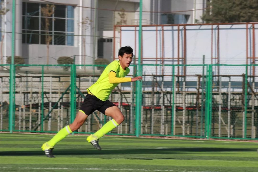 1999年11月12日出生,云南丽江人,中国足球运动员,司职左边前卫/前腰